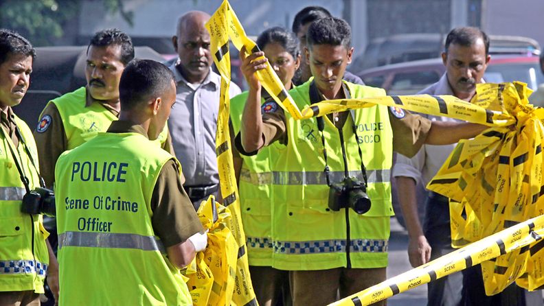 Poliisit eristävät tapahtumapaikkaa Welikadan vankilamellakan jälkeen Sri Lankassa.