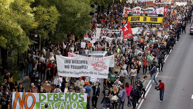 Me emme omista, joten me emme maksa, luki espanjalaismielenosoittajien lakanoissa 13. lokakuuta 2012.