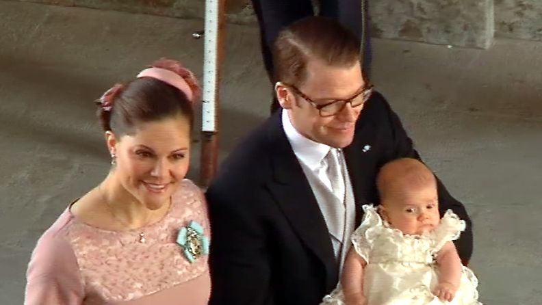 Kruununprinsessa Victoria, prinssi Daniel sekä pikkuprinsessa Estelle saapuivat ristiäisjuhlaan 