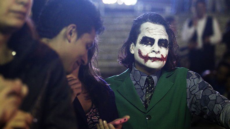 Batman-elokuvien fani pukeutuneena Jokeri-hahmoksi ensi-illassa Meksikossa.