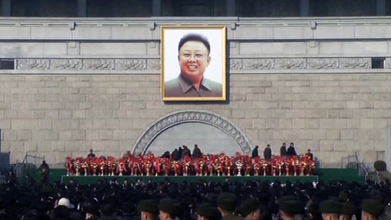 Pohjoiskorealaiset kumartavat Kim Jong-ilin kuvaa tämän 70-vuotispäivänä.