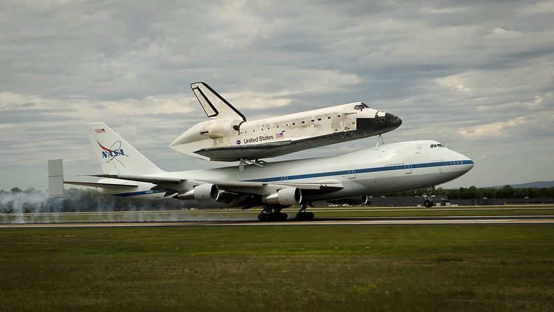 Discovery kuljetettiin Boeing 747 -kuljetuskoneella Washingtoniin Dullesin lentokentälle juhlallisuuksia varten 17. huhtikuuta.