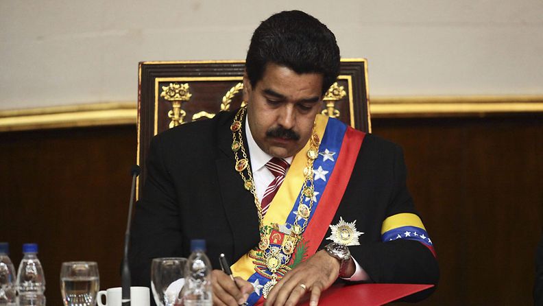 Nicolas Maduro vannoi virkavalansa 8.3. 2013 (Kuva: EPA)