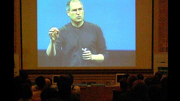 Applen pääjohtaja Steve Jobs esitteli yhtiön tulevaisuudennäkymiä suorassa satelliittilähetyksessä New Yorkin Macworld-tapahtumasta. Suomessa lähetystä pääsi seuraamaan hotelli Kämpissä.