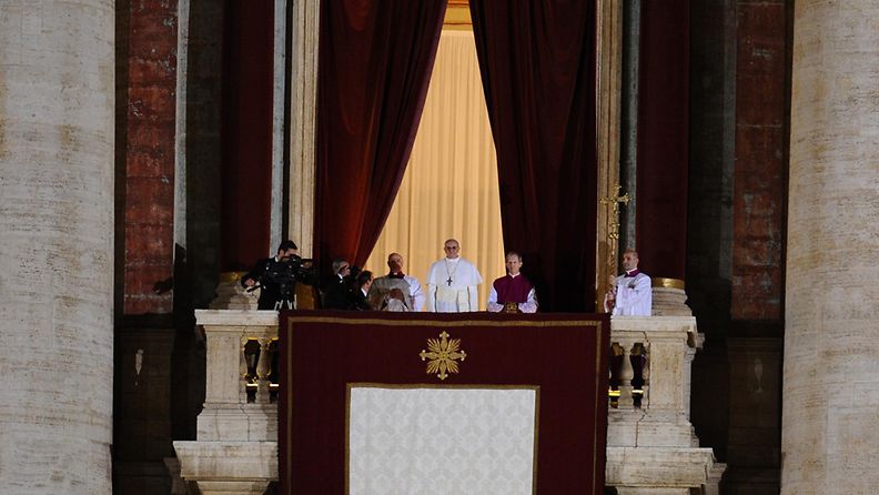 Paavi Franciscus I piti ensimmäisen puheensa Pietarinkirkon parvekkeelta 13.3.2013.