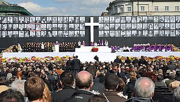Jopa satatuhatta puolalaista on osallistunut Smolenskin lentoturman uhrien muistotilaisuteen Varsovassa. Kuva: Epa