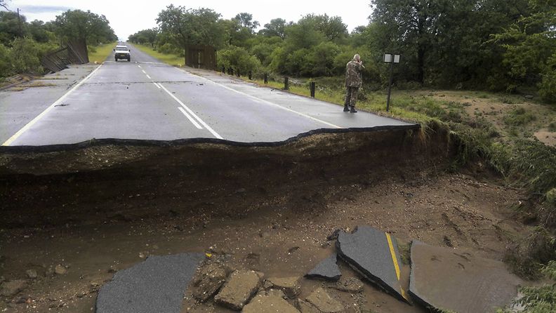 Tulvan tuhoamaa tietä Mpumalangassa Etelä-Afrikassa.
