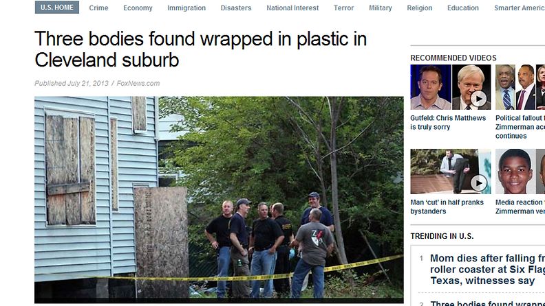 Kuvakaappauksessa FoxNewsin sivuilta näkyy poliisin tutkijoita ruumiiden löytöalueella.