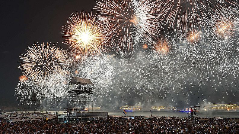 Yli kaksi miljoonaa ihmistä kokoontui Rio de Janeirossa Copacabanan rannalle katsomaan ilotulitusta. 