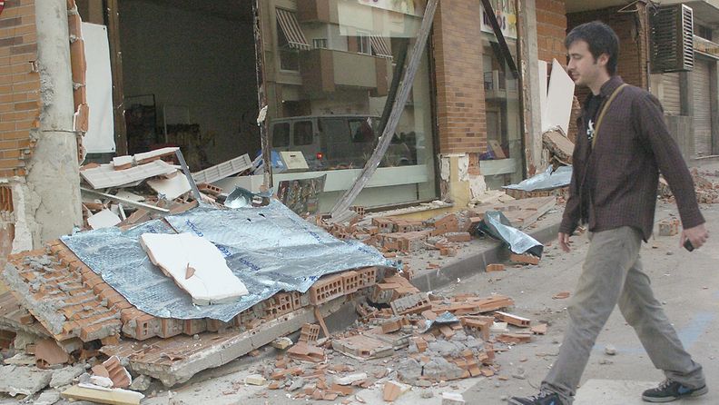 Rakennuksista lenteli paloja Lorcan kaduille Espanjassa maanjäristyksen jälkeen.