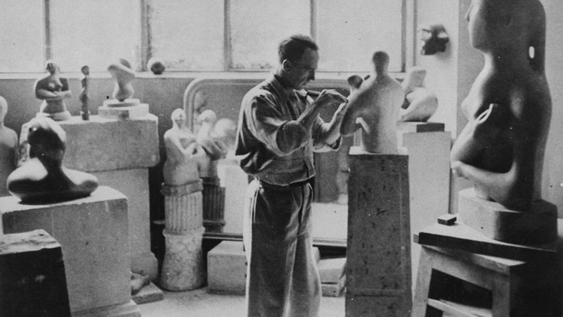 Brittiläinen kuvanveistäjä Henry Moore kuvattuna työssään Hampsteadissa vuonna 1933.  