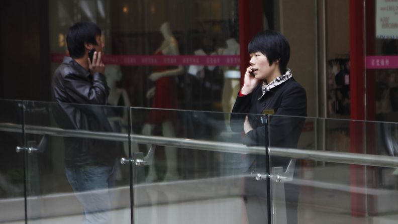 Kiinalaiset puhuvat matkapuhelimiinsa Nanjingissa maaliskuussa 2011.