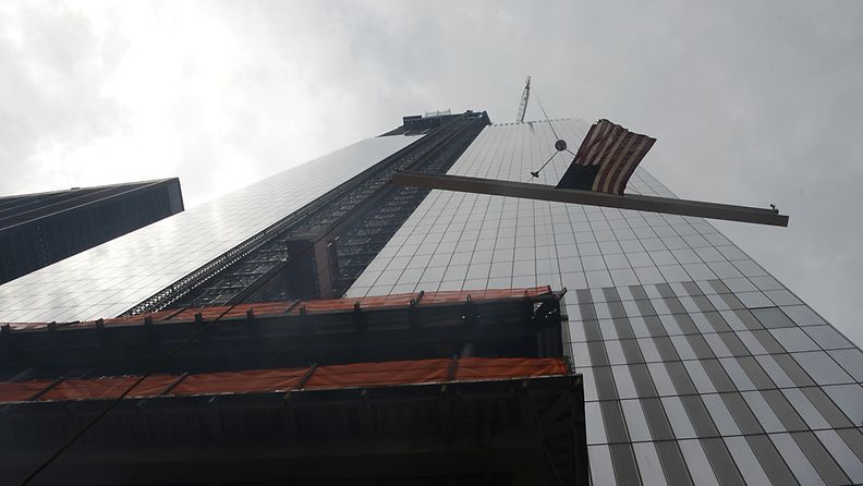 World Trade Centerin uudelleenrakennetun nelostornin viimeinen palkki kohosi tornin huipulle maanantaina 25. kesäkuuta 2012 New Yorkissa.