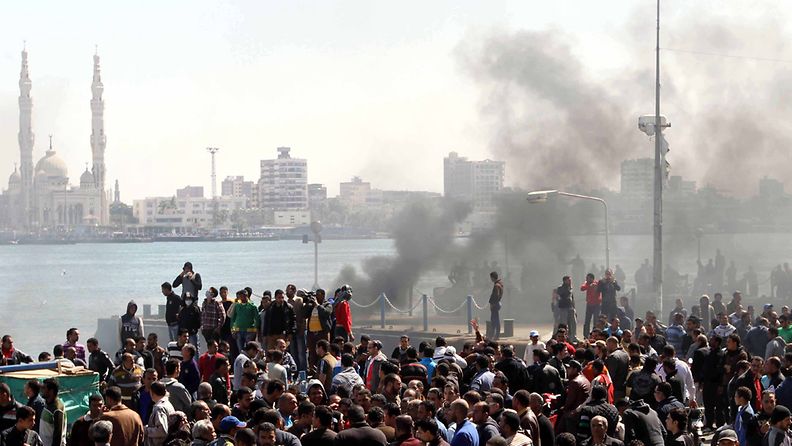Mielenosoittajat polttivat renkaita Port Saidissa 9.3.2013. Oikeus päätti pitää voimassa 21 ihmisen kuolemantuomiot, jotka langetettiin 1.2.2012 tapahtuneesta jalkapallomellakasta.