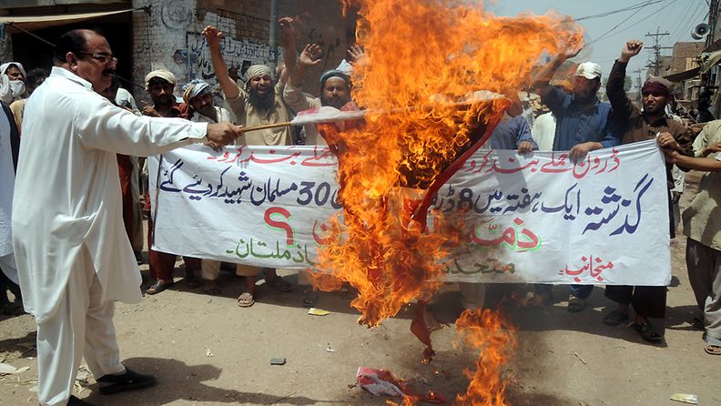 Mielenosoittajat polttavat Yhdysvaltojen lippua Pakistanin Multanissa. 