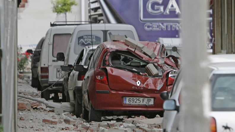Tuhoutuneita autoja maanjäristyksen jäljiltä Espanjan Lorcan kaupungissa.