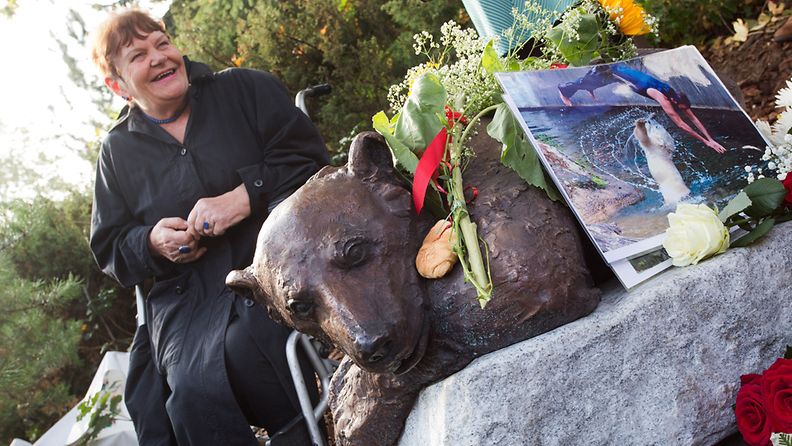 Jääkarhu Knutin muistomerkki paljastettiin Berliinin eläintarhassa 24. lokakuuta 2012.