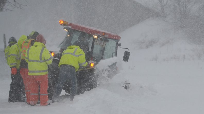 Pelastustyöntekijät irrottavat traktoria lumesta Norfolkissa, Massachusettsissa