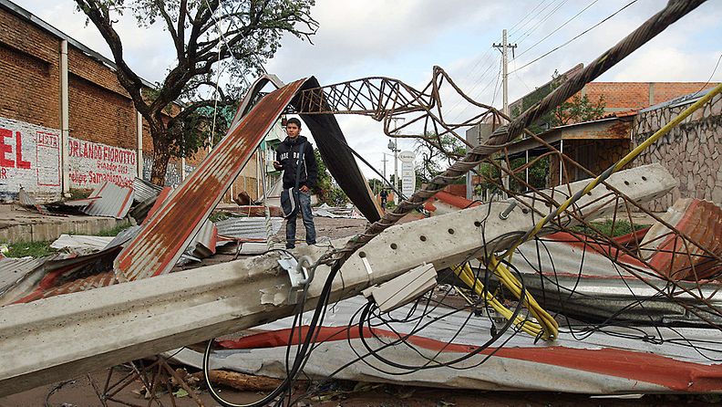 Myrsky tuhosi Roque Alonson lähiön Paraguayssa 19.9.2012.