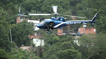 Brasilian poliisi julistaa voittaneensa huumerikolliset Rio de Janeiron suurimmassa slummissa Rocinhassa. (EPA)