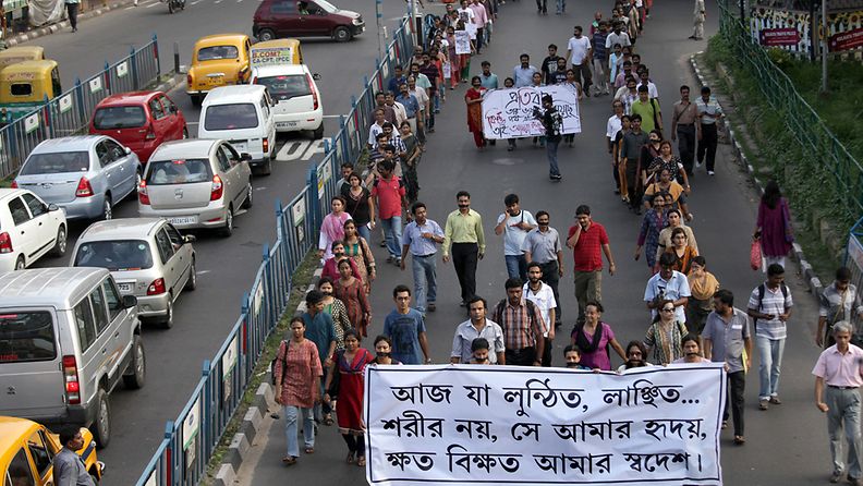 Intialaiset opiskelijat marssivat raiskausten vastaisessa mielenosoituksessa Kalkutassa 4.7,.2013