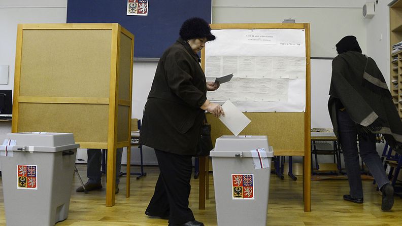 Nainen äänesti Tshekin presidentinvaaleissa 11.1.2013