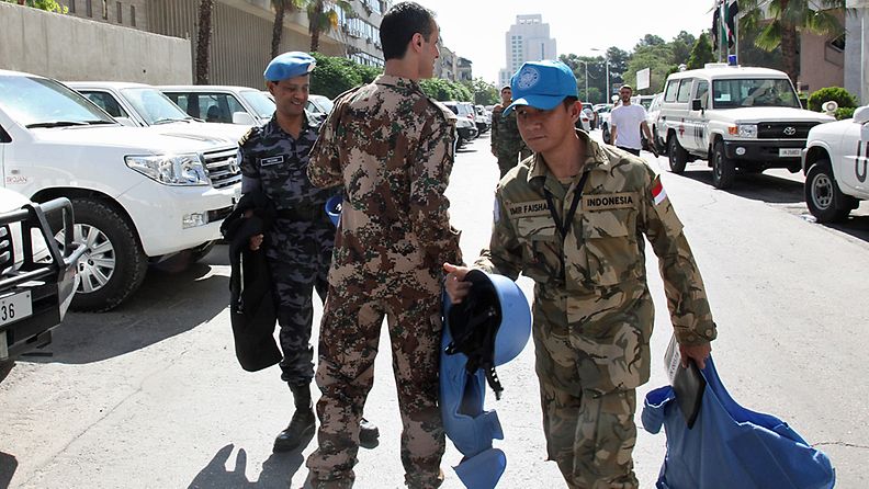 YK:n tarkkailijoita hotellinsa edustalla Syyrian Damaskoksessa 2.6.2012.