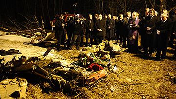 Lentoturmassa menehtyneen Puolan presidentin Lech Kaczinskyn kaksoisveli tuli onnettomuuspaikalle Smolenskiin Länsi-Venäjälle 10.4.2010. (EPA)