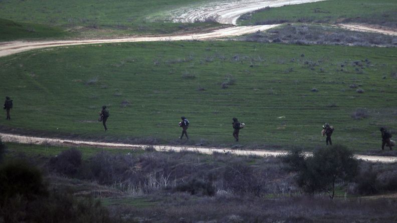 Israelilaissotilaat partioivat Gazan rajalla hieman ennen tulitauon syntymistä.