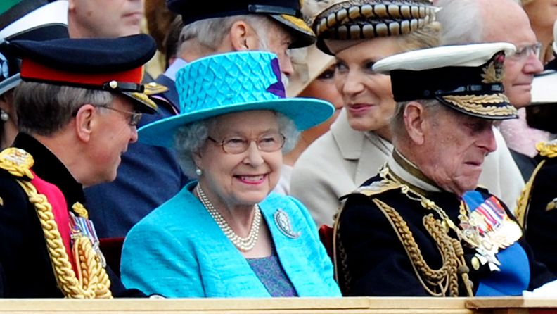Kuningatar Elisabet ja prinssi Philip timanttijuhlien paraatissa Windsorissa 19.5.2012.