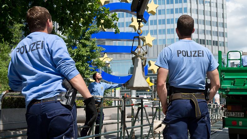 Poliisit rakensivat eilen barrikadeja Euroopan keskuspankin edustalle.