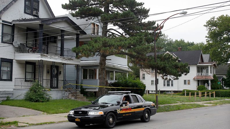 Poliisiauto talon edustalla, josta löydettiin kolmen naisen ruumiit Itä-Clevelandissa Ohiossa.