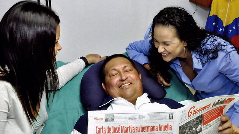 Venezuelan presidentti Hugo Chavez valokuvattiin havannalaisessa sairaalassa 15.2.2013 tyttäriensä Rosa Virginian ja Maria Gabrielan kanssa.