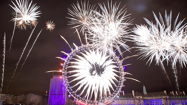 Lontoon maamerkki London Eye oli ilotulituksen näyttämönä.