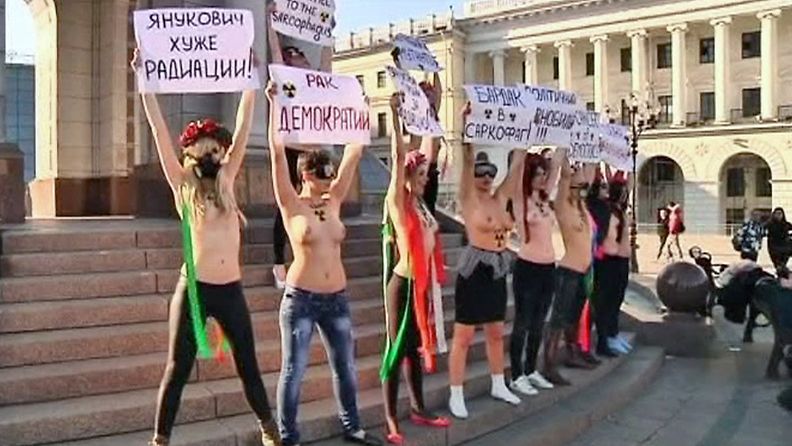 Ukrainassa vallitsee "politiikan Tshernobyl", sanoo naisliike Femen mielenosoituksessaan. 