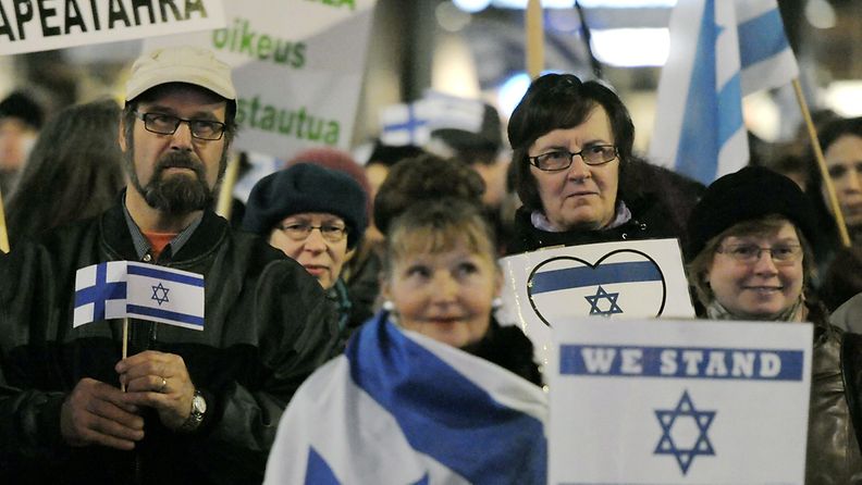 Israelia tukeva mielenosoitus kokosi parisataa mielenosoittajaa Helsingissä Kampin Narinkkatorille maanantai-iltana 26. marraskuuta 2012.