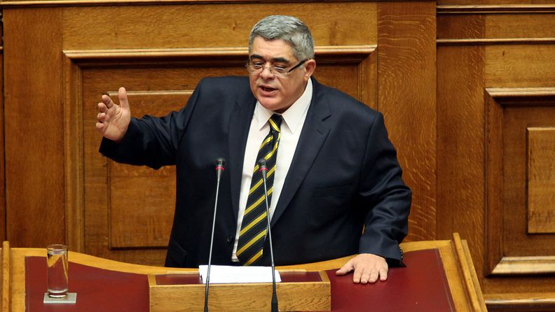 Äärioikeistolaisen Kultainen aamunkoitto -puolueen johtaja Nikos Mihaloliakos puhui Kreikan parlamentissa 7.7.2012.