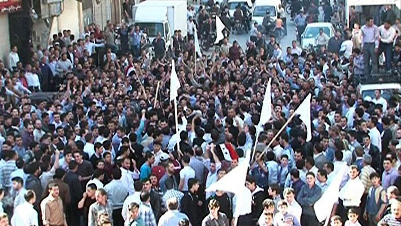 Syyriassa on protestoitu jo viikkoja maan presidenttiä Bashar al-Assadia vastaan. Armeija on tiukentanut otteitaan protestoijia vastaan.  