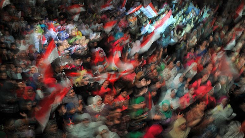 Syrjäytetyn presidentin Mohammed Morsin vastustajia heiluttamassa Egyptin lippuja