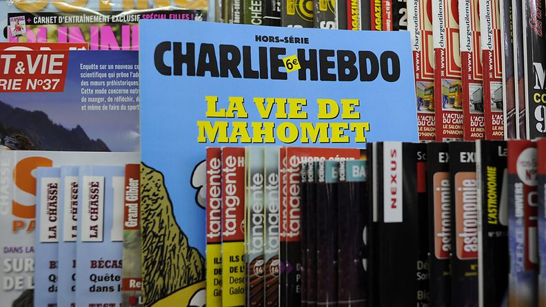 Charlie Hebdo -lehden erikoisnumero muiden julkaisujen keskellä ranskalaisliikkeessä. 
