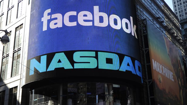 Facebookin logot koristivat New Yorkin Times Squarea.