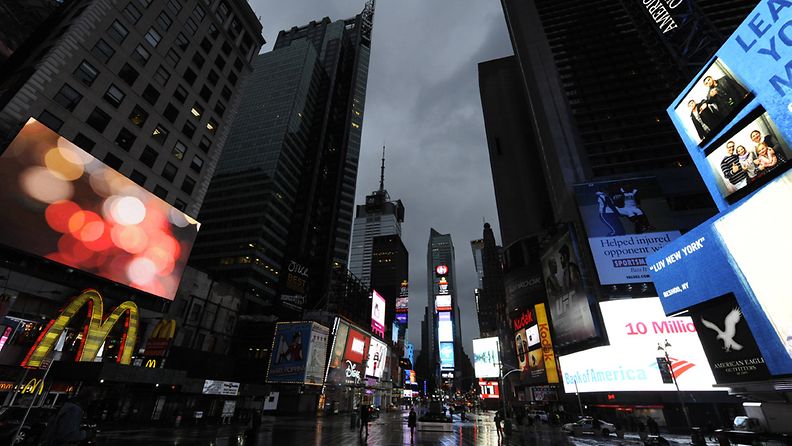 Times Square oli lähestulkoon autio New Yorkin odottaessa hurrikaani Sandya.