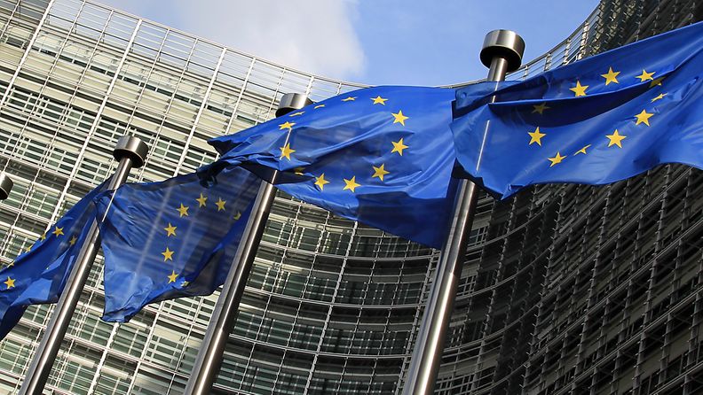 Liput salossa EU-komission päämajan edessä Brysselissä.