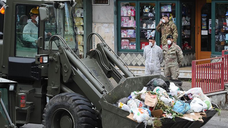Napolissa sotilaat ovat ryhtyneet siivoamaan jätevuoria.