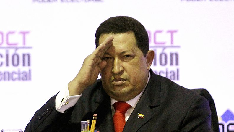 Venezuelan presidentti Hugo Chavez nosti kätensä tervehdykseen, kun hänen kerrottiin voittaneen presidentinvaalit lokakuussa 2012.