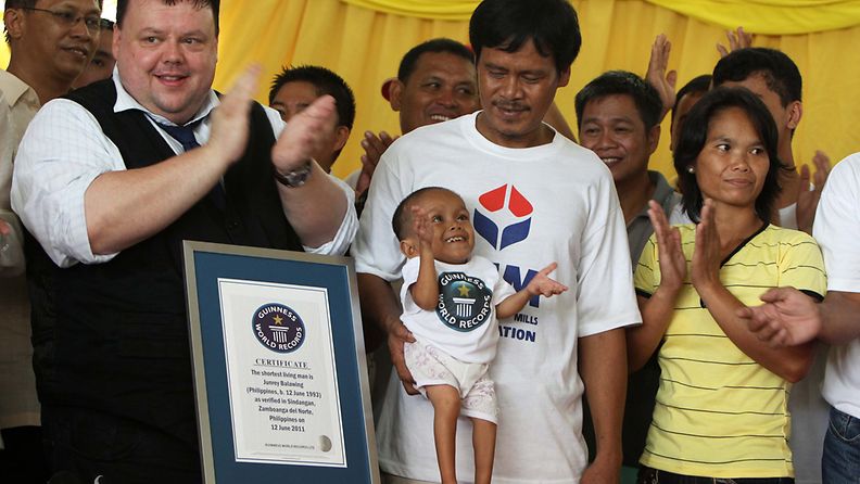 Filippiiniläinen Junrey Balawing täytti  18 vuotta 12.6.2011. Samalla hänet julistettiin maailman lyhyimmäksi mieheksi.