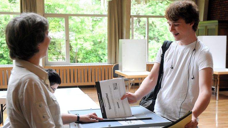 16-vuotias Julian Burmester äänesti osavaltiovaaleissa Bremenissä Saksassa 22.5.2011.