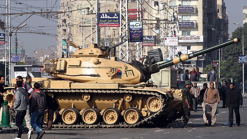 Egyptin armeijan panssarivaunut saapuivat presidentin palatsille 6.12.2012.