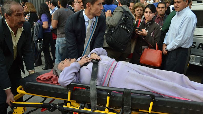 Loukkaantuneista kuljetetaan sairaalahoitoon Mexicossa pilvenpiirtäjässä sattuneen räjähdyksen jälkeen.