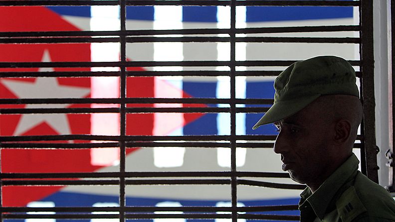 Kuubalainen sotilas Combinado del Esten vankilassa Havannassa Kuubassa 9.4.2013. 